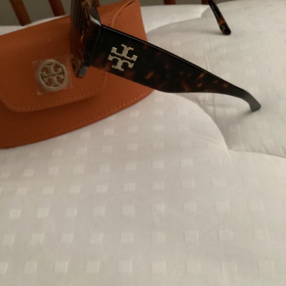 Tory Burch women’s sunglasses, never worn. main image 4